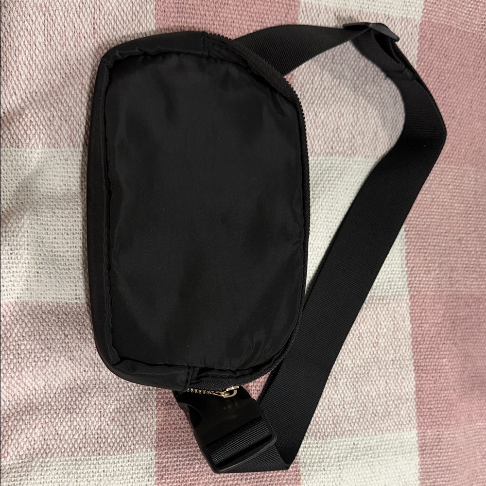 Black Sports Crossbody/Fanny Bag Snap Strap Adjustable Gold Color Zipper OS